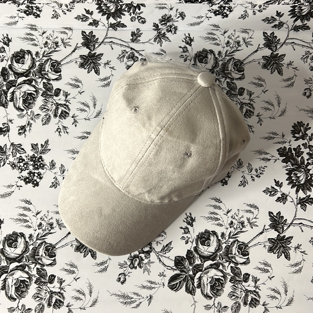 Hat With adjustable strap - Picture 8 of 10